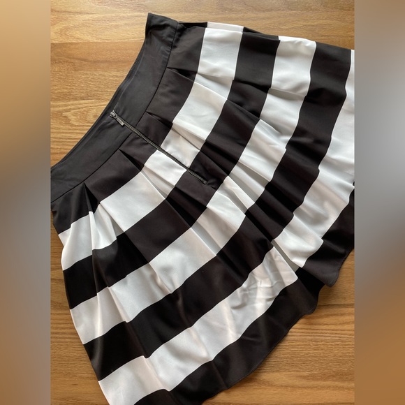 RED Saks Fifth Avenue mini skirt - Picture 3 of 6